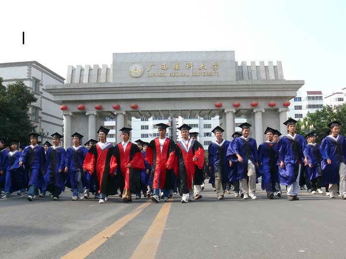 /upload/image/tin-tuc/hoc-bong-tai-dai-hoc-y-khoa-quang-tay-moi-nhat-1.jpg